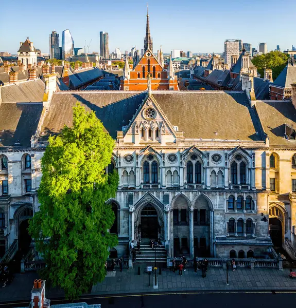 Londra 'nın merkezindeki Kraliyet Adalet Divanı' nın panoramik insansız hava aracı görüntüleri. Yasal, turizm, eğitim ve mimariyle ilgili ticari kullanım için ideal.
