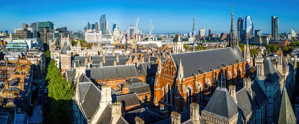 Londra 'nın merkezindeki Kraliyet Adalet Divanı' nın panoramik insansız hava aracı görüntüleri. Yasal, turizm, eğitim ve mimariyle ilgili ticari kullanım için ideal.