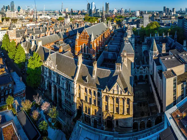 Londra 'nın merkezindeki Kraliyet Adalet Divanı' nın panoramik insansız hava aracı görüntüleri. Yasal, turizm, eğitim ve mimariyle ilgili ticari kullanım için ideal.