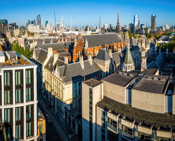 Londra 'nın merkezindeki Kraliyet Adalet Divanı' nın panoramik insansız hava aracı görüntüleri. Yasal, turizm, eğitim ve mimariyle ilgili ticari kullanım için ideal.