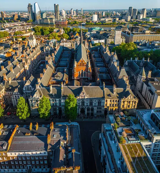 Londra 'nın merkezindeki Kraliyet Adalet Divanı' nın panoramik insansız hava aracı görüntüleri. Yasal, turizm, eğitim ve mimariyle ilgili ticari kullanım için ideal.