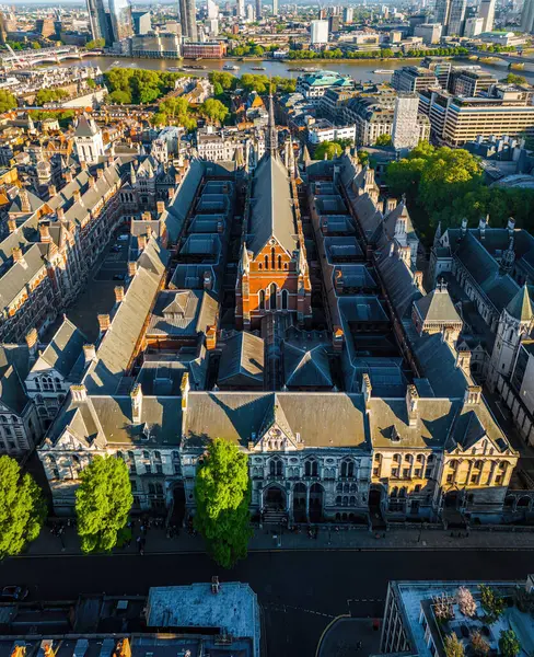 Londra 'nın merkezindeki Kraliyet Adalet Divanı' nın panoramik insansız hava aracı görüntüleri. Yasal, turizm, eğitim ve mimariyle ilgili ticari kullanım için ideal.