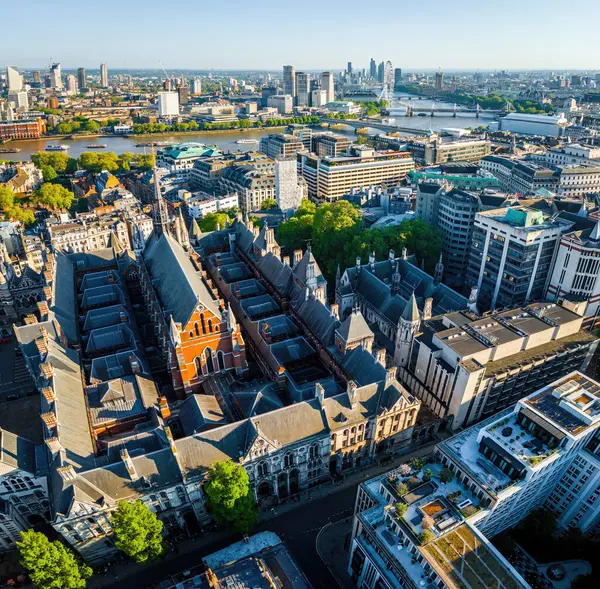 Londra 'nın merkezindeki Kraliyet Adalet Divanı' nın panoramik insansız hava aracı görüntüleri. Yasal, turizm, eğitim ve mimariyle ilgili ticari kullanım için ideal.