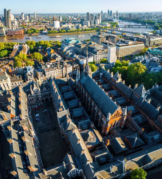 Londra 'nın merkezindeki Kraliyet Adalet Divanı' nın panoramik insansız hava aracı görüntüleri. Yasal, turizm, eğitim ve mimariyle ilgili ticari kullanım için ideal.
