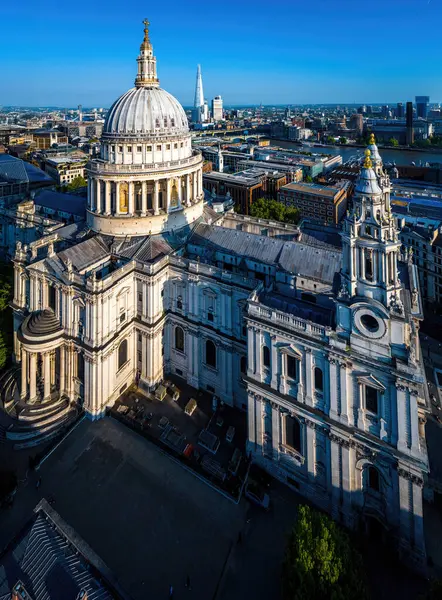 St Pauls Katedrali 'nin yer aldığı Londra şehir merkezi havası, klasik mimari.
