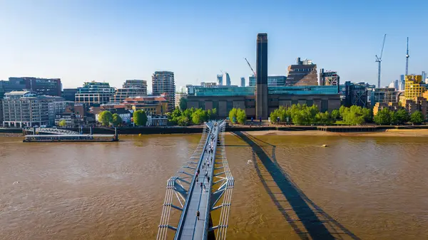 Thames Nehri 'ni geçerek Londra' daki Tate Modern Sanat Müzesi 'ne giden Milenyum Köprüsü' nün havadan görünüşü. Seyahat, turizm ve kentsel mimari kavramlar için ideal