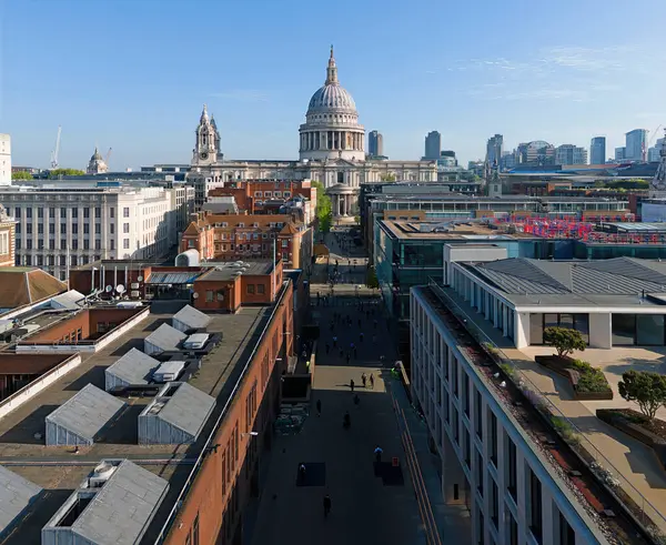 St Pauls Katedrali 'nin yer aldığı Londra şehir merkezi havası, klasik mimari.