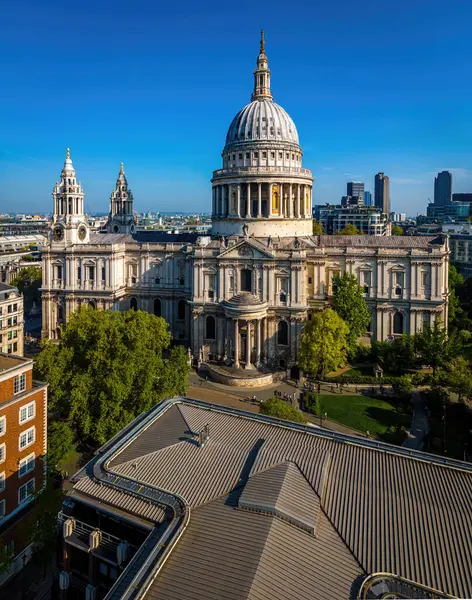 St Pauls Katedrali, klasik mimari ve modern binaların yer aldığı Londra şehir merkezi havası