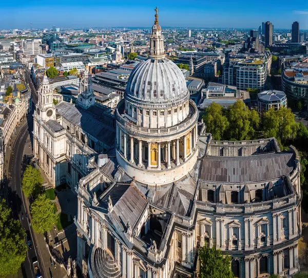 St Pauls Katedrali, klasik mimari ve modern binaların yer aldığı Londra şehir merkezi havası