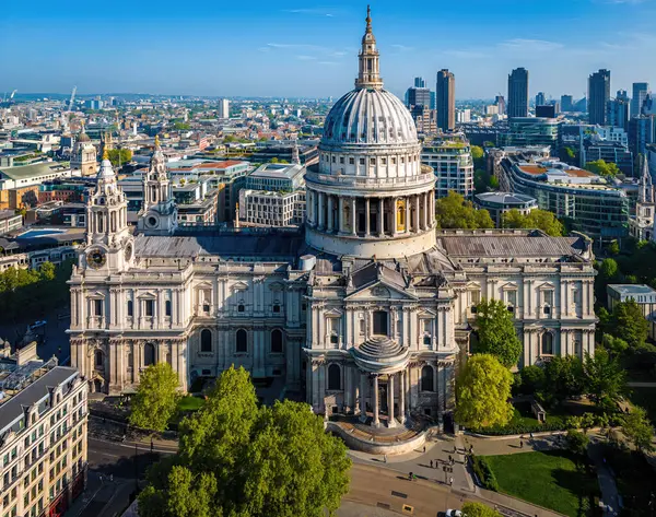 St Pauls Katedrali, klasik mimari ve modern binaların yer aldığı Londra şehir merkezi havası