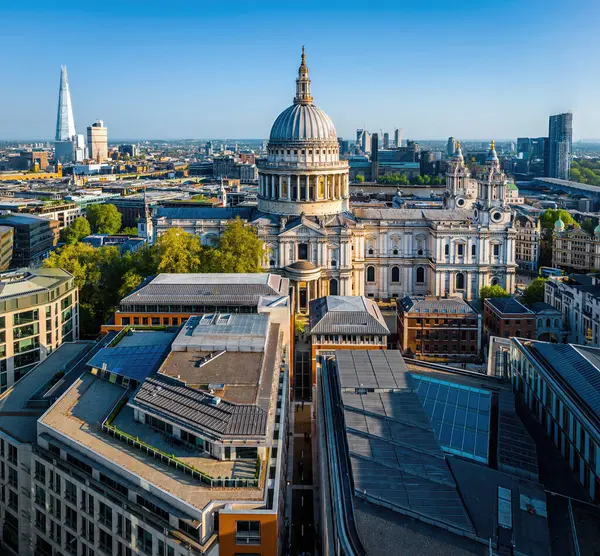 St Pauls Katedrali, klasik mimari ve modern binaların yer aldığı Londra şehir merkezi havası