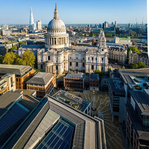 St Pauls Katedrali, klasik mimari ve modern binaların yer aldığı Londra şehir merkezi havası