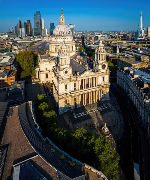 St Pauls Katedrali, klasik mimari ve modern binaların yer aldığı Londra şehir merkezi havası