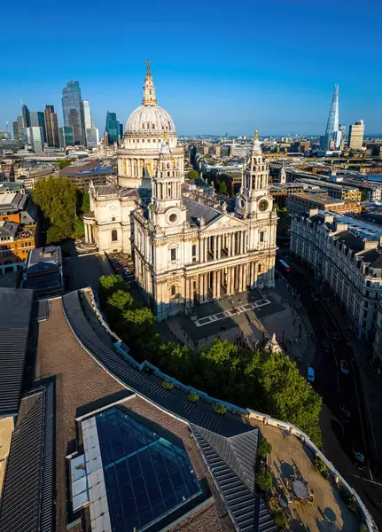 St Pauls Katedrali, klasik mimari ve modern binaların yer aldığı Londra şehir merkezi havası