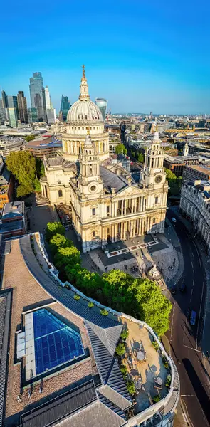 St Pauls Katedrali, klasik mimari ve modern binaların yer aldığı Londra şehir merkezi havası