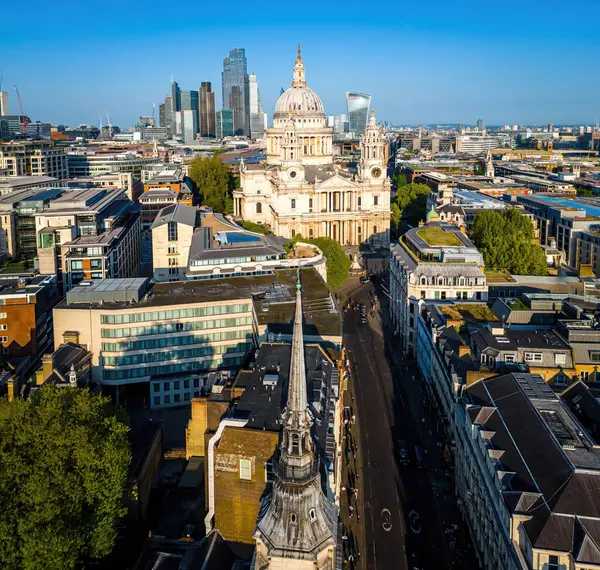 St Pauls Katedrali, klasik mimari ve modern binaların yer aldığı Londra şehir merkezi havası