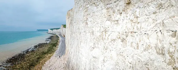 Ticari kampanyalarda seyahat, turizm, doğa ve macera kavramları için ideal İngiltere 'nin ikonik beyaz tebeşir uçurumlarının panoramik görüntüsü.