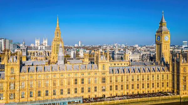 Büyük Ben 'in güneşli bir sabahta Londra' daki hava görüntüsü.