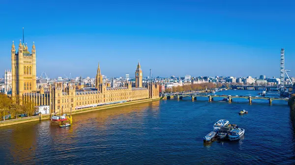 Büyük Ben 'in güneşli bir sabahta Londra' daki hava görüntüsü.