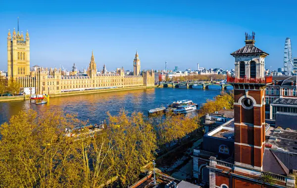 Büyük Ben 'in güneşli bir sabahta Londra' daki hava görüntüsü.