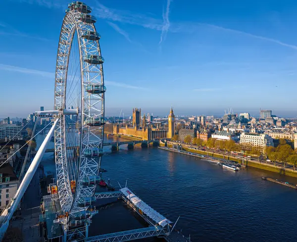 Büyük Ben ve Parlamento Evleri 'nin güneşli bir sabahta Londra, İngiltere' deki hava manzarası.
