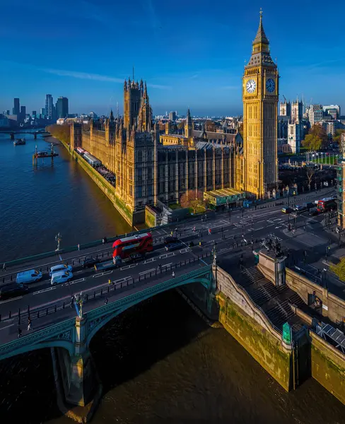 Büyük Ben ve Parlamento Evleri 'nin güneşli bir sabahta Londra, İngiltere' deki hava manzarası.