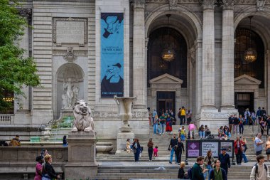 Manhattan 'da Beşinci Cadde' deki Iconic New York Halk Kütüphanesi ana şubesi klasik mimari ve yoğun ziyaretçilerle dolu. Turizm, kültür, tarih, eğitim ve NYC tarihi temalarıyla popüler