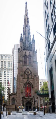Aşağı Manhattan, New York 'taki Gotik Üçlemeci Kilisesi modern binalar arasında ikonik kulesiyle. Turizm, mimarlık, kültür, din ve tarihi eser temalarıyla ünlüdür.