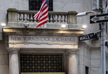 Manhattan Financial District Wall Street 'teki New York Borsası' nın dışı gökdelenler ve bayraklarla çevrili. Finans, ekonomi, iş, ticaret ve ikonik NYC simgesini temsil ediyor.