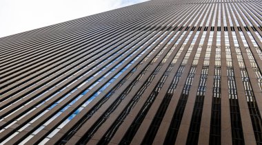 Modern mimari ve cam cepheli Manhattan gökdelenlerinin yukarıdan görünüşü. İş, gayrimenkul, finans, turizm ve New York şehir yaşam tarzı temaları için mükemmel