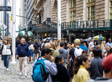 Manhattam Finansal Bölgesi 'ndeki ünlü Charging Bull heykelinin etrafında bir sürü ziyaretçi. Turizm, Wall Street, ekonomi, finans ve ikonik NYC simgeleri için güçlü bir kavram