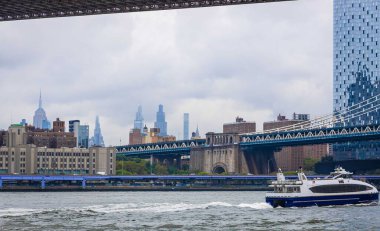 Manhattan 'ın alt ufuk çizgisini doğu nehri boyunca tekne ve rıhtımlarla görüyoruz. Seyahat, turizm, iş, gayrimenkul ve New York yaşam tarzı kavramları için mükemmel.