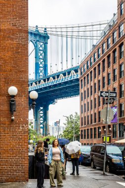 Manhattan Köprüsü 'nün ikonik görüntüsü DUMBO, Brooklyn, New York City' den, tuğla binalar tarafından çerçevelenmiş. Popüler seyahat, turizm, mimari ve kentsel yaşam tarzı fotoğrafçılık konusu