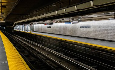 New York 'taki Dünya Ticaret Merkezi metro platformunda oymalı bir yazı duvarı var. Güçlü şehir ulaşımı, seyahat ve turizm ile ilgili. Şehir, altyapı ve editoryal tasarım projeleri için ideal