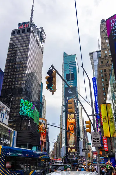 New York, ABD - 7.9.25: Times Meydanı New York 'ta renkli reklam panoları, gökdelenler ve turistlerle. Seyahat, turizm, reklamcılık, eğlence ve yaşam tarzı kültürünü temsil eden popüler simgeler