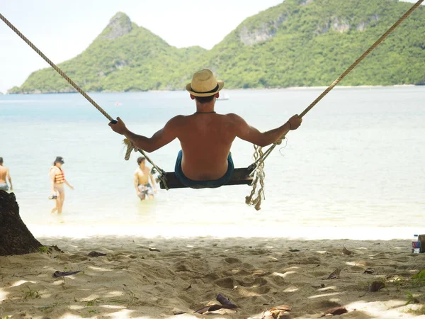 Tayland sahilinde yatan genç adam