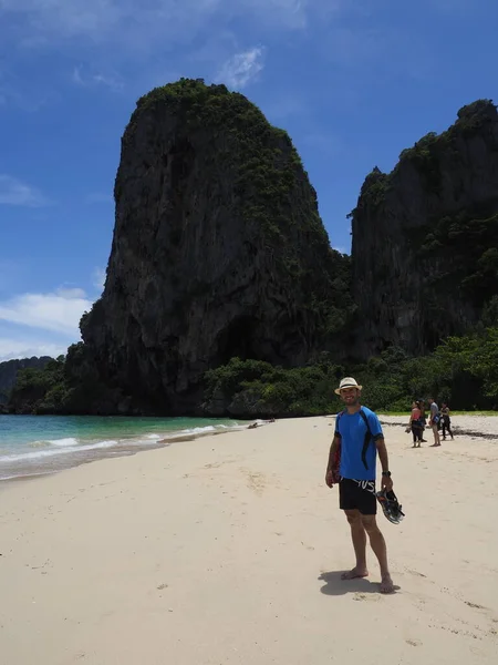 Junger Mann Spaziert Strand Von Thailand — Stockfoto