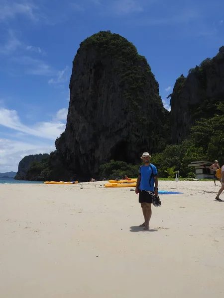 Junger Mann Spaziert Strand Von Thailand — Stockfoto
