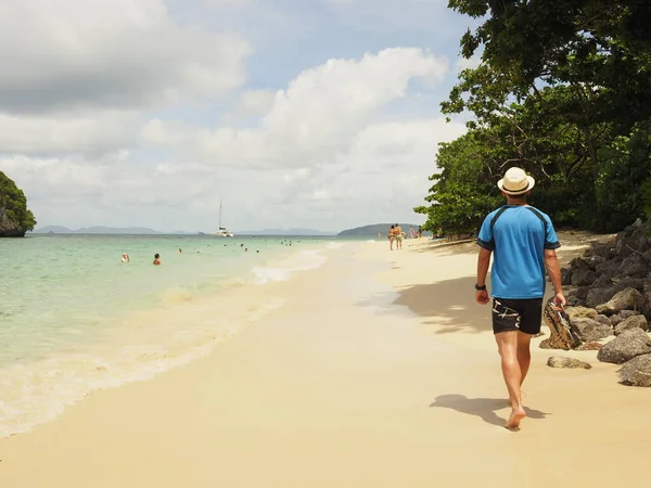 Joven Hombre Caminando Tailandia Playa — Foto de Stock