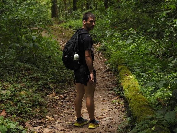 Panama ormanındaki genç adam