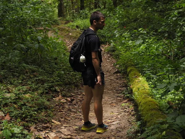 Panama ormanındaki genç adam