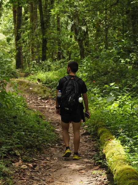 パナマのジャングルに住む青年は — ストック写真