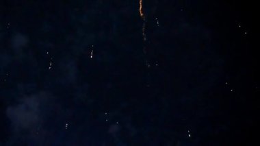 Festivalin yıl sonu partisi için patlayıcı havai fişek arka plan kutlama döngüsü.