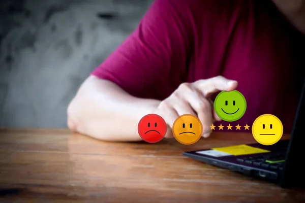 客户服务评价和反馈概念 最佳商业评级经验 商界人士触摸虚拟屏幕上快乐笑脸图标满意的调查概念 — 图库照片#