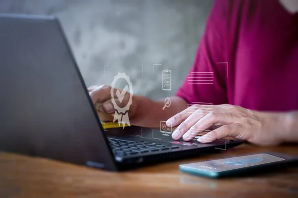 Kalite Güvence Servisi Standart İnternet İş Teknolojisi Konseptini Garanti Etti. İş kadını online eğitim ve iş eğitimi konsepti için dizüstü bilgisayar kullanıyor.