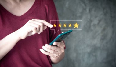 Geri bildirim memnuniyet servisi, Müşteri hizmetleri deneyimi ve iş memnuniyeti anketi için açılır beş yıldızlı akıllı telefon kullanan kadın eli kapat.