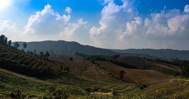 Tayland 'ın Chiang Rai eyaletindeki dağların panoramik manzarası. peyzaj arka planı.