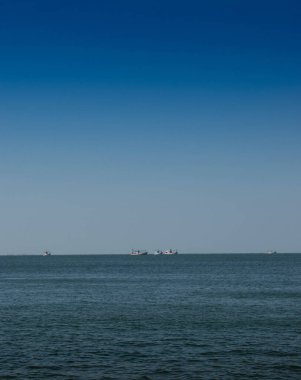 Polonya 'da Baltık Denizi kıyısında bir sahil. Panoramik manzara. Minamal, plaj manzarası ve tropikal gökyüzü