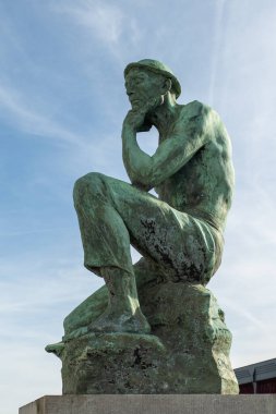 Charleroi, Belçika, 11 Kasım 2022. Yerleşik Çömelen Madenci, İşçi Partisi 'ne adanmış, Constantin Menuier tarafından tasarlanmış bir anıttır..