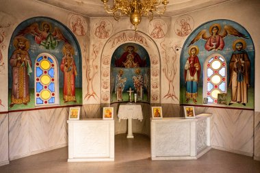 Nea Moudania, Yunanistan, 24 Ekim 2022. Sütunlarla çevrili muhteşem bir pembe tuğla bina, kasabanın belirgin bir özelliğidir..